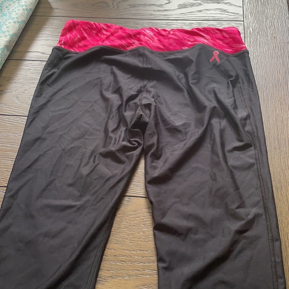 UA workout compression capris - Picture 2 of 2